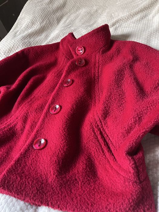 Элегантное шерстяное пальто насыщенного красно-малинового цвета