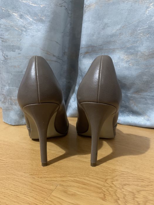 Pantofi cu toc stiletto