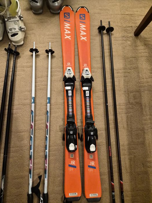 Ски оборудване обувки очила щеки ски