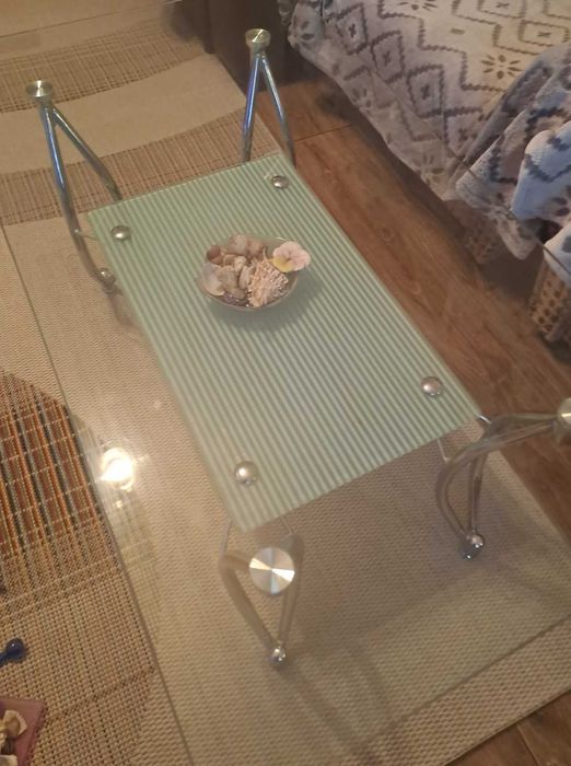 Продавам стъклена маса