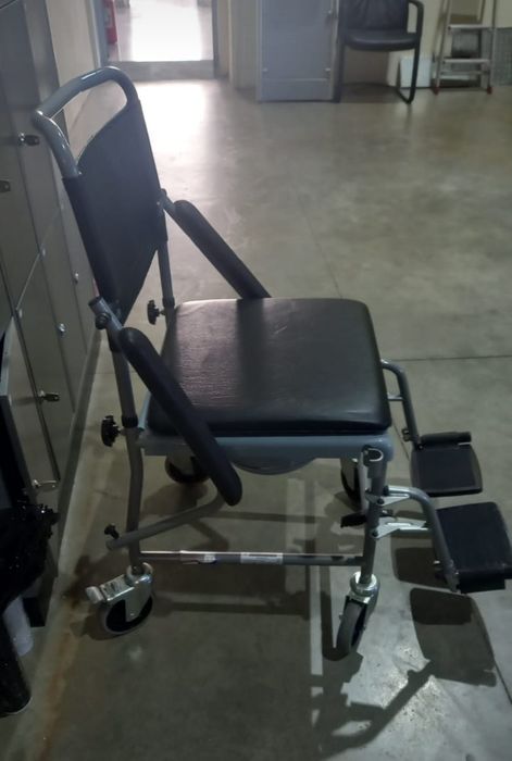 Cărucior cu toaletă bătrâni