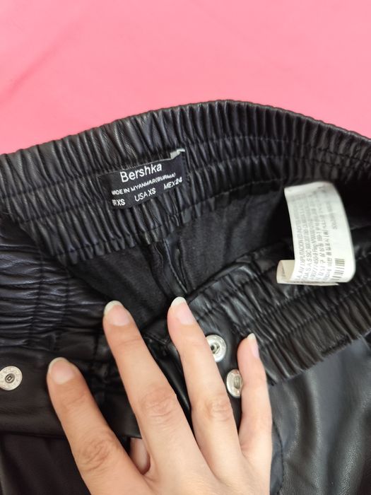 Pantaloni piele Bershka
