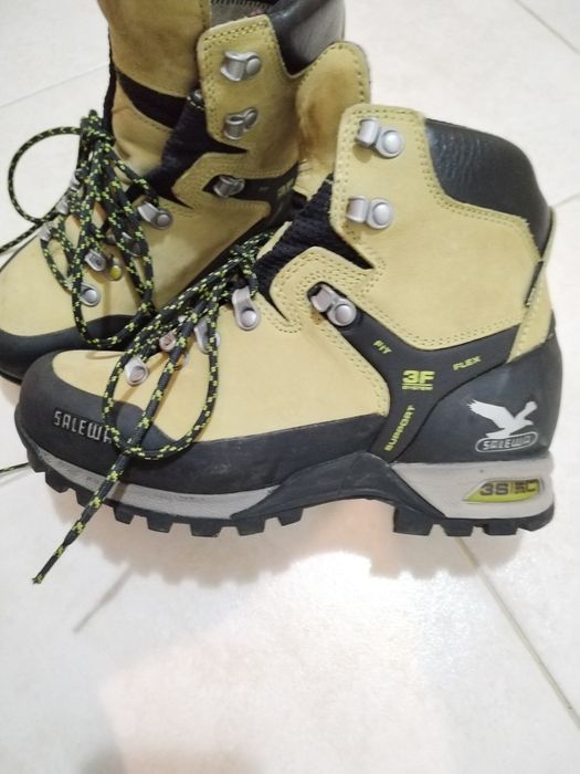 Дамски  туристически обувки Salewa 37.5 номер.