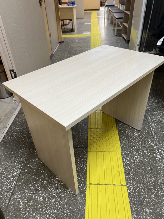 Стол в хорошем состояние Бу