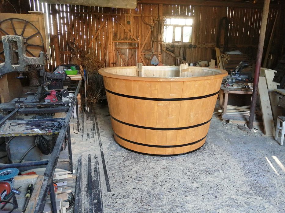Ciubar din lemn de vanzare, hot tub, baie (6-8 persoane)