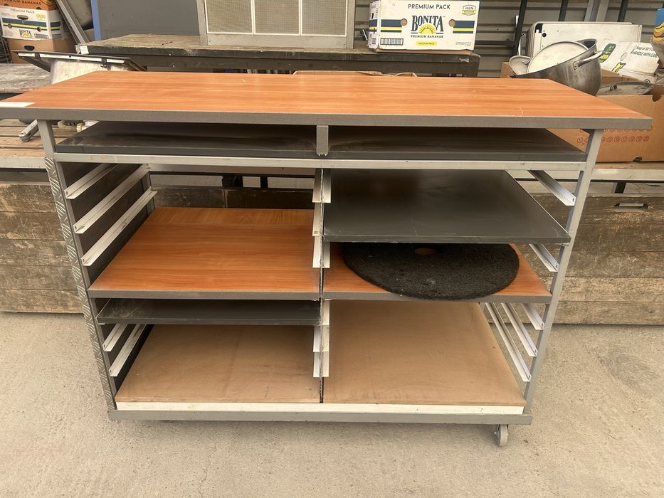 Работна маса - мобилен стелаж на колела