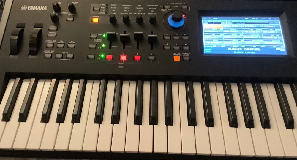 Yamaha synth MODX 6 inclusiv stativ și pedală de sustain.