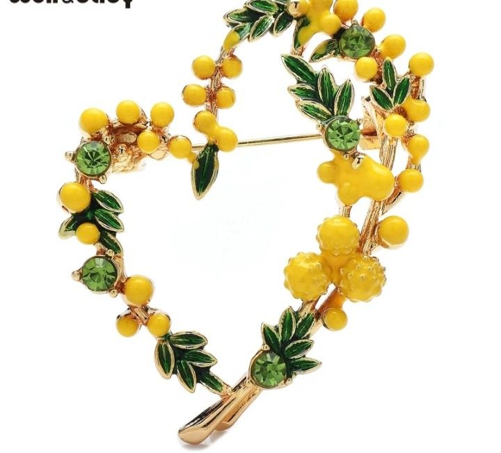 Восемь разных видов брошей 1шт - 50т.