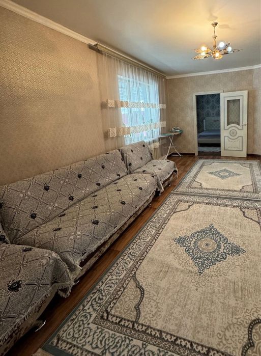 Диван с двумя креслами,и телевизор