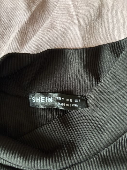 Черна тениска с отвор отпред.