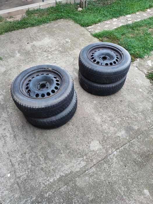 Vând jante  de tablă cu cauciucuri