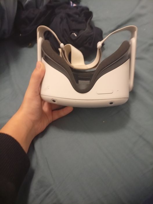 Vând VR oculus quest2