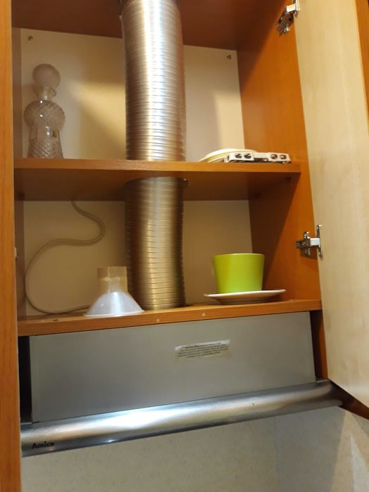 Продавам много шкафове и гардероби