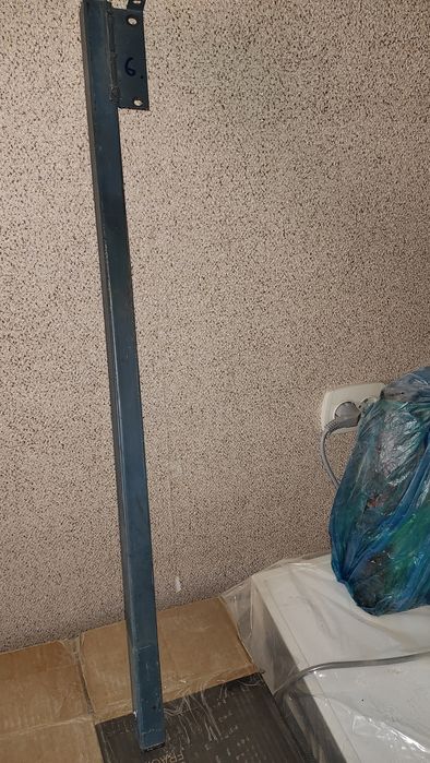 Стул и четыре табуретки