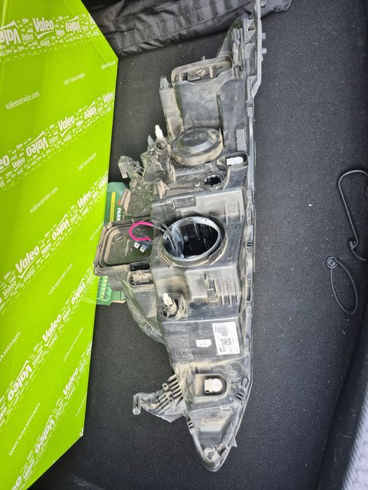 Far stânga Renault Megane 4 – Valeo 260606911R / 90089405 – H7 Original Renault