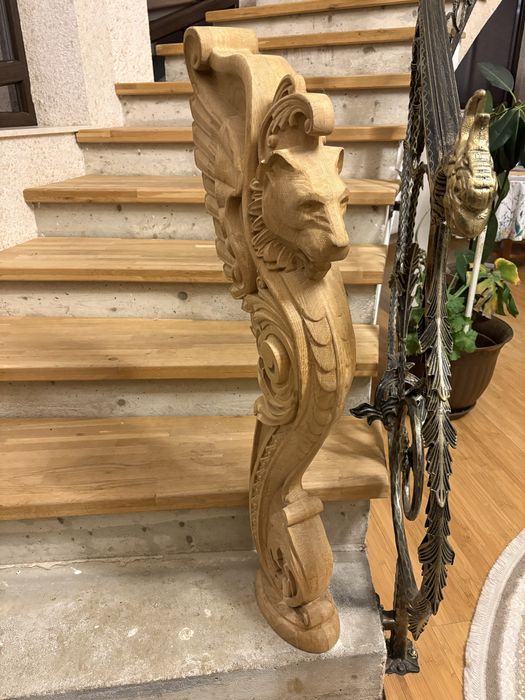 2 capitele sculptate din lemn in forma de leu din stejar masiv