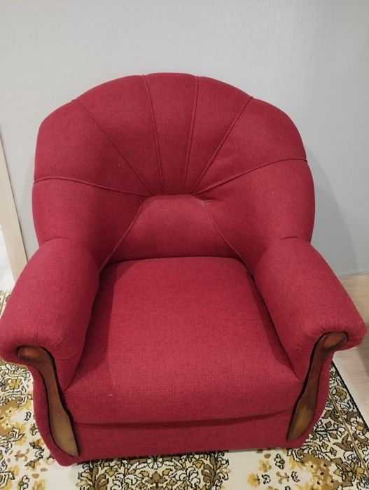 Кресло бордовое.