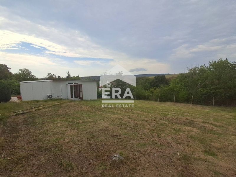 Ексклузивна, едноетажна, тухлена къща за продажба, с двор, ток и хидро