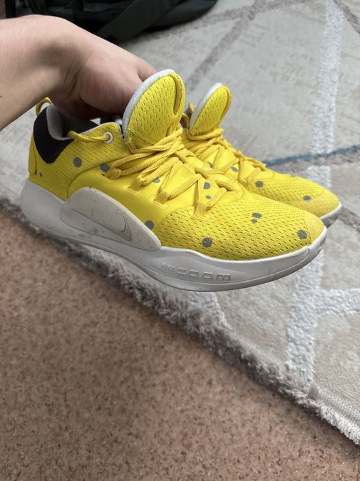 Кроссовка для волейбола.