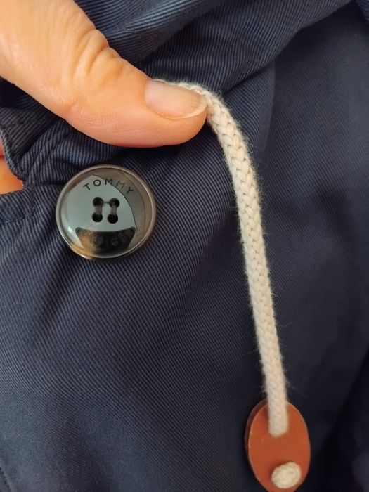 Jacheta  Parca Tommy Hilfiger  Originală-Bleumarin- stare  excelenta.