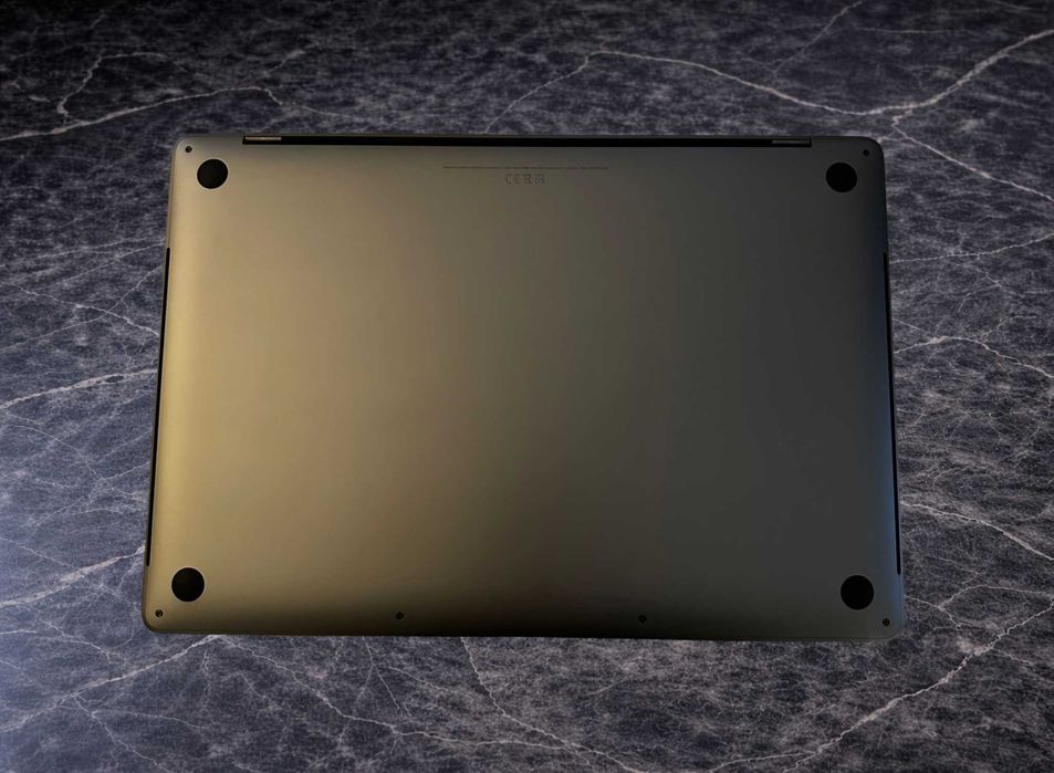 Vând MacBook Pro 15”, folosit, în stare foarte bună de funcționare.