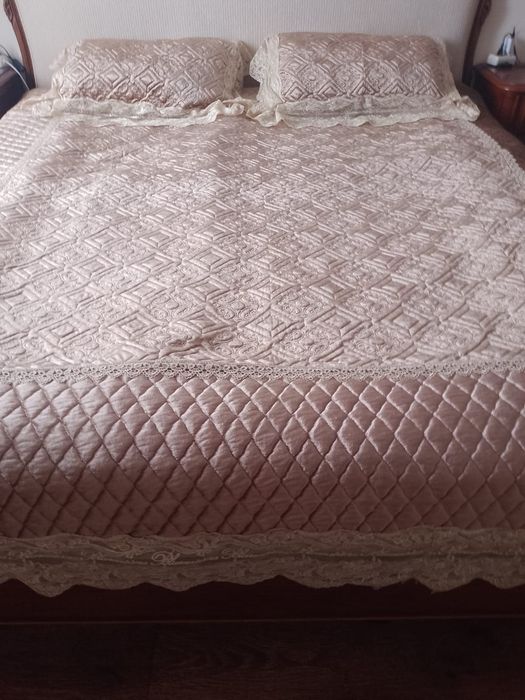 Покрывало размером 2,40х2,20 и две наволочки 45x70 в хорошем состоянии