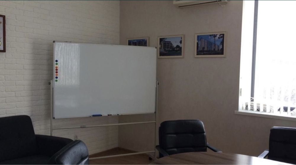 Маркерная доска с подставкой на ножках