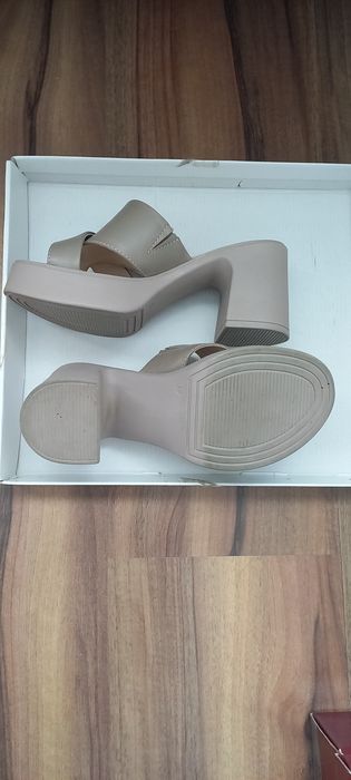 Vând saboti piele naturala mărimea 34