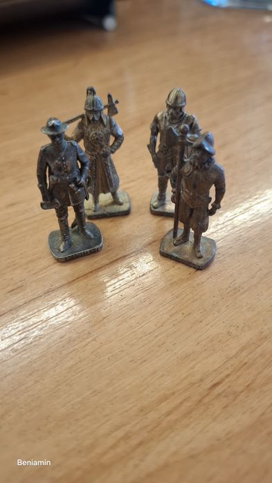 Vând lot de 4 figurine metalice originale Kinder Surprise (Ferrero)