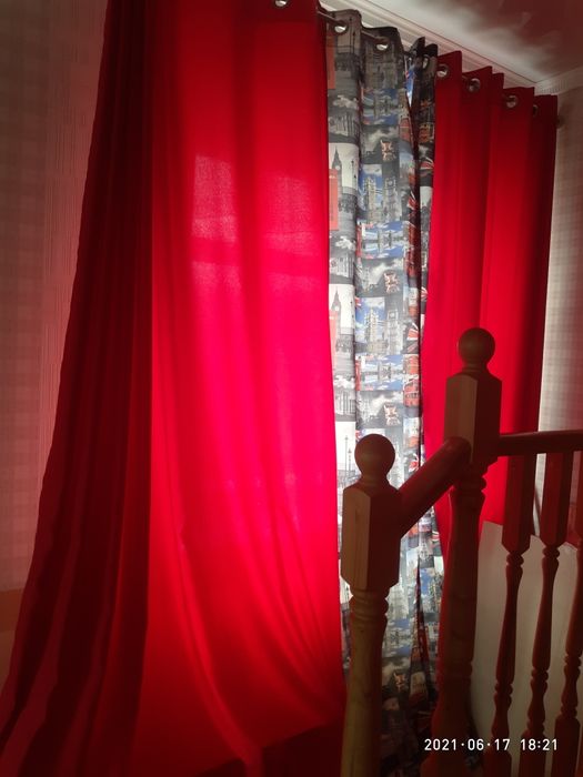 Шторы в красном и синем цветах