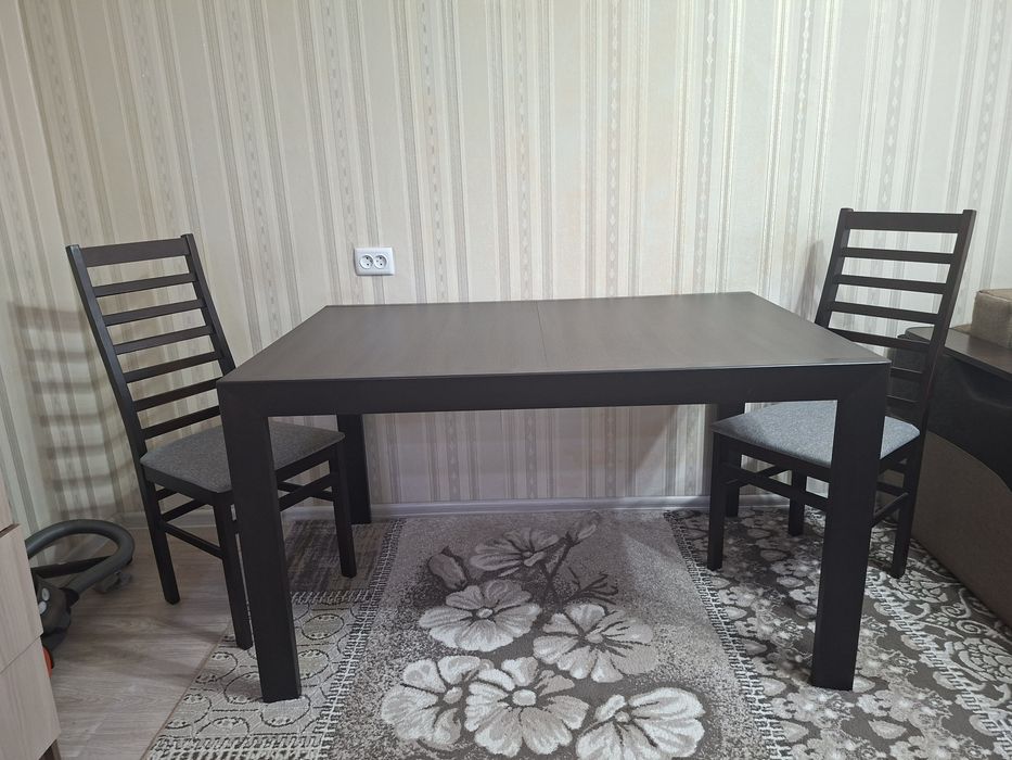 Продам набор стол и 4 стула