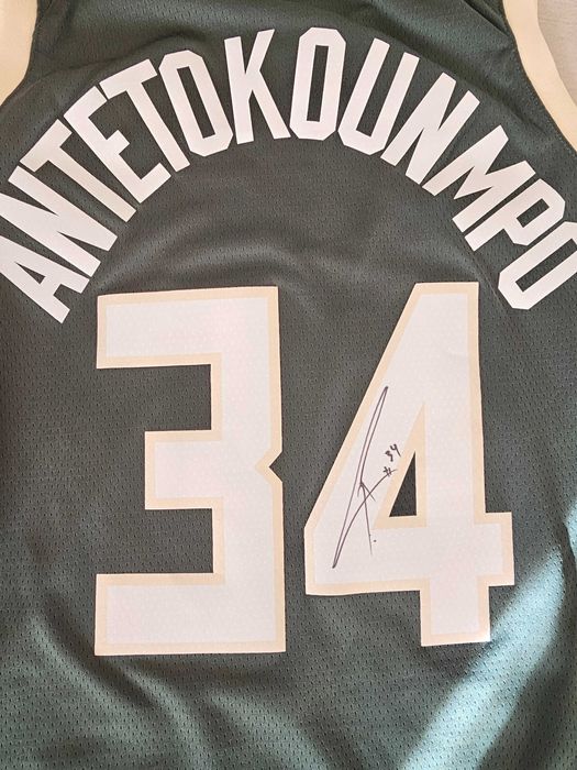 Потник на Milwaukee Bucks с автограф от Giannis Antetokounmpo