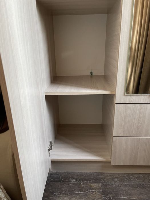 Прдается шкаф (3х дверной с зеркалом)