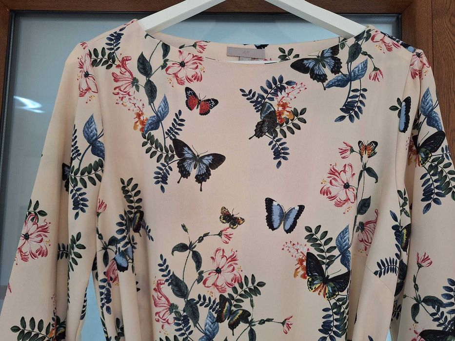 Rochie H&M crem cu imprimeu fluturi și flori – Mărimea 44