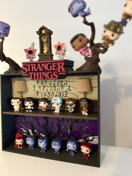 Suport etajera stand figurine jucarii Stranger Things kinder will