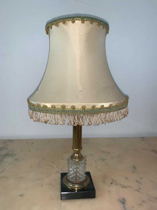 Veioza alama cristal amplasata pe marmura neagra