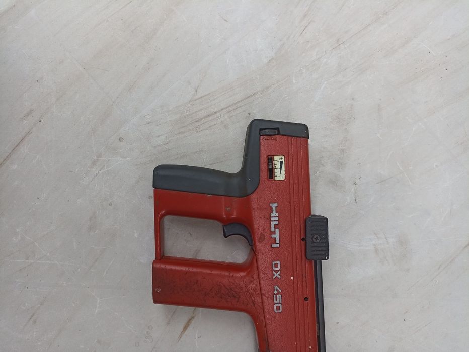 Пистолет за пирони HILTI DX450