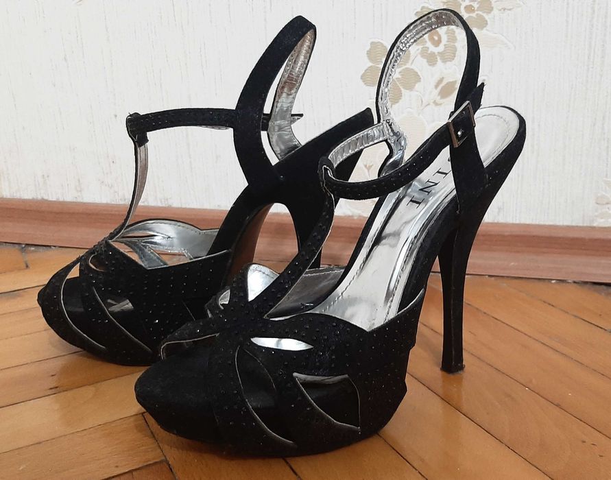 Дамски елеганти черни сандали, велур, висок ток