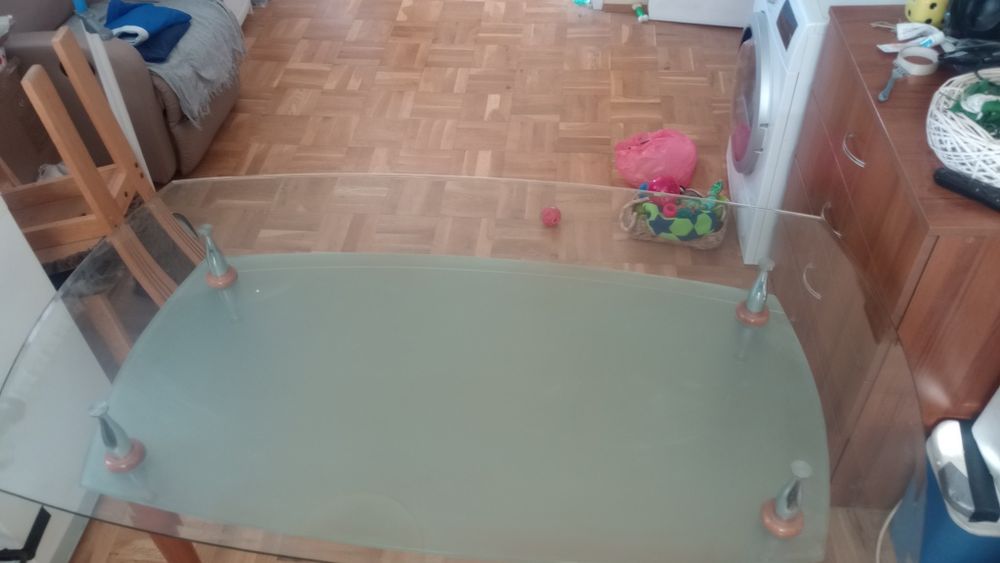 Стъклена  кухненска маса