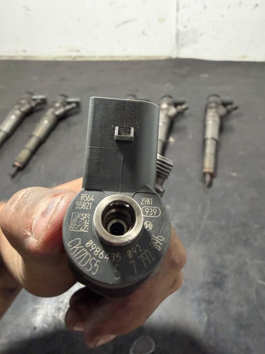 Injectoare BMW seria 5 E60 E61 535d 3.0 biturbo 272cp  7792096 | 0986435092