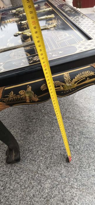 Măsuță veche din lemn cu ornamente din jad