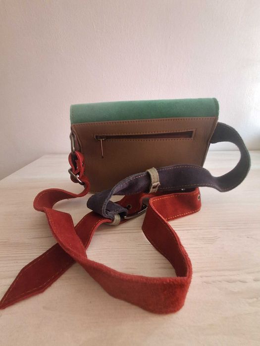кожена чанта с регулируема дръжка