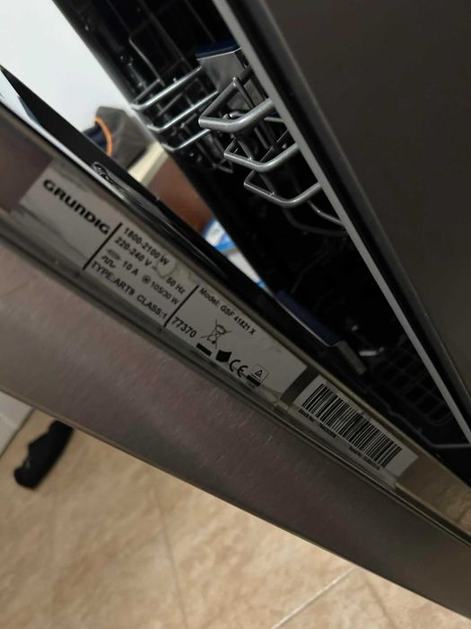 Продавам свободностояща миялна машина Grundig GSF41821X в гаранция