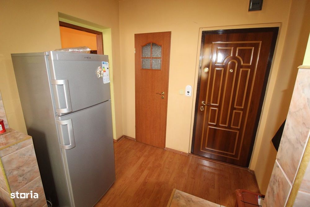Vând apartament 2 camere în Hunedoara, zona Micro4, 45mp...