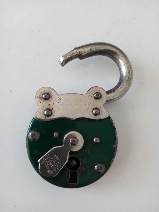 Стар полски катинар, здраво затварящ, брава с обикновен ключ и дръжки