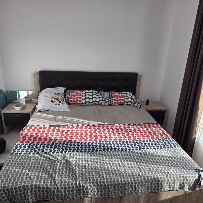 Pat matrimonial 160x200 cu saltea + 2 noptiere – set complet,