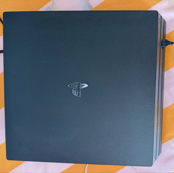 Ps 4 pro cu 2 manete