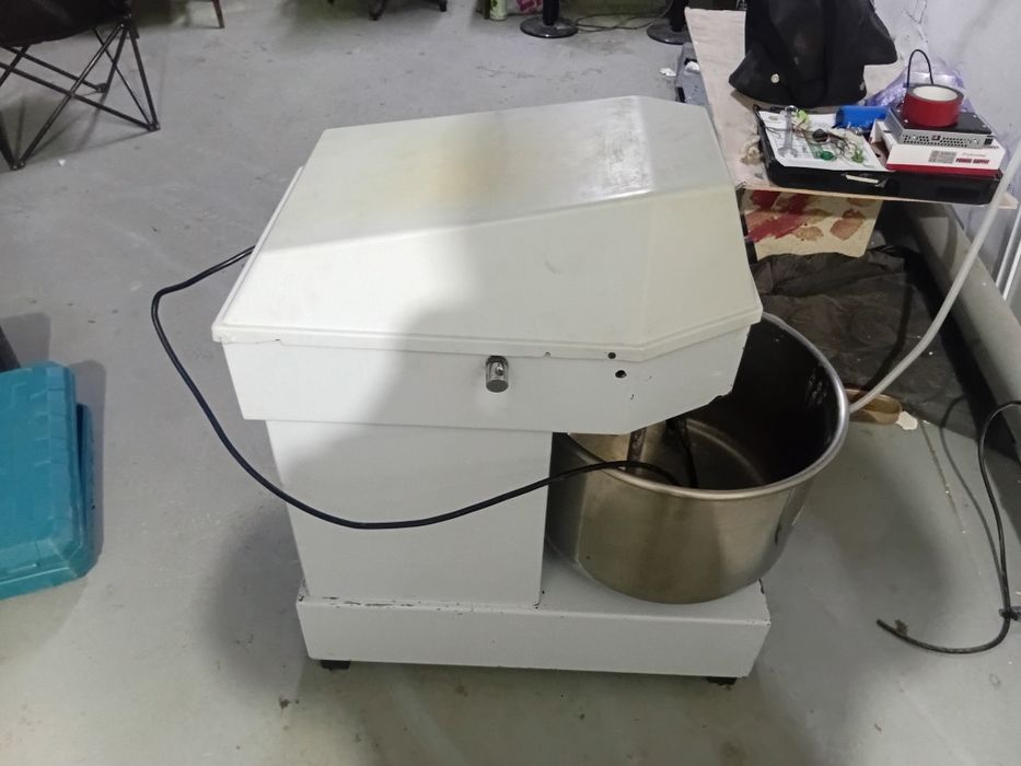 Қамыр илейтін миксер.