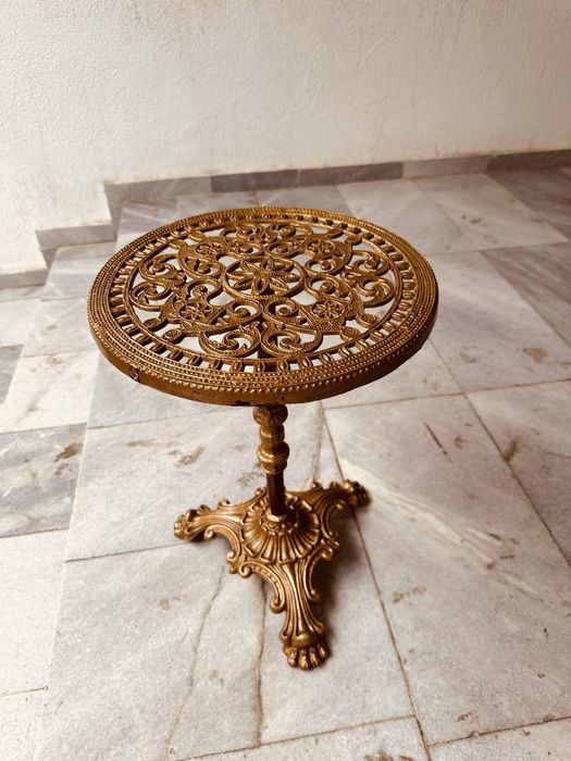 Декоративна ретро масичка в бароков стил – метална, златиста