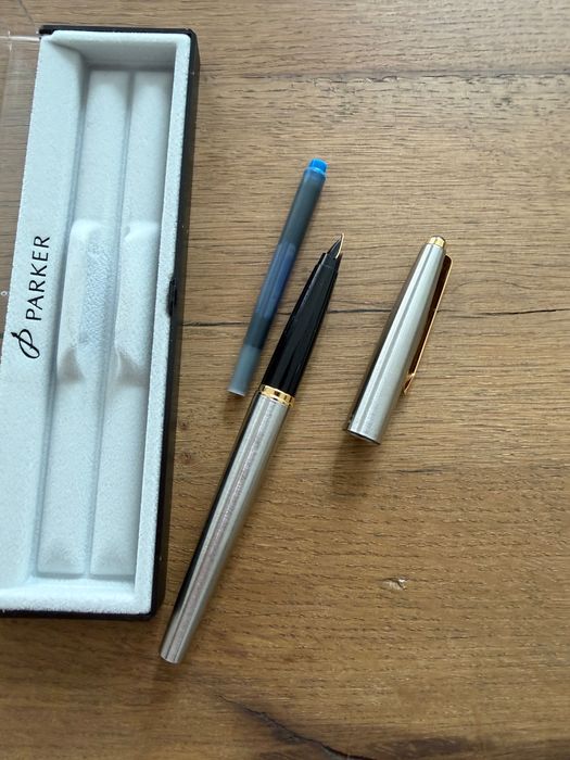 Писалка Parker заедно с пълнител